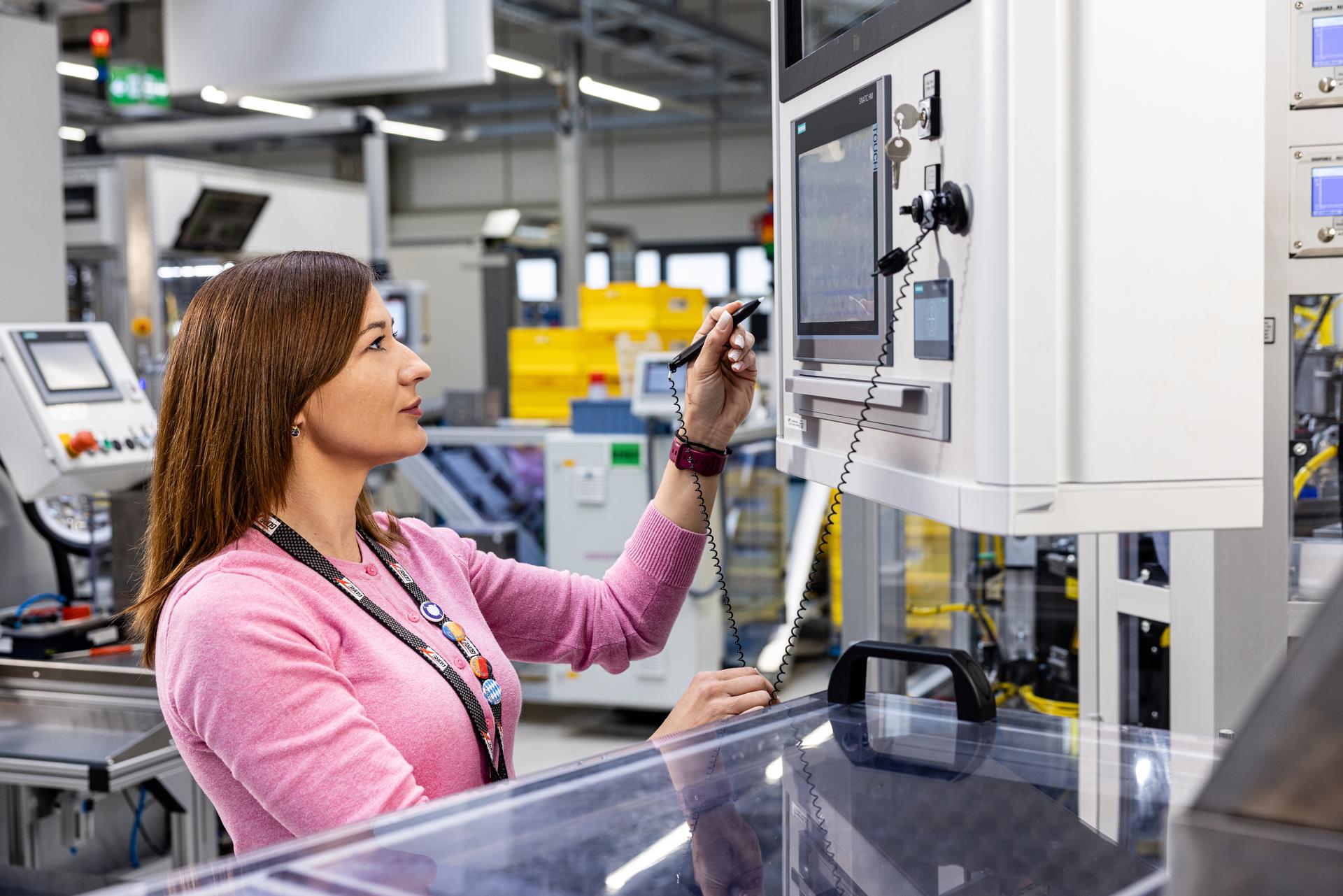 associate monitoring production process in plant